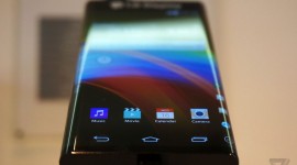 LG si pohrává se zahnutým displejem do obou stran LG si pohrává se zahnutým displejem do obou stran